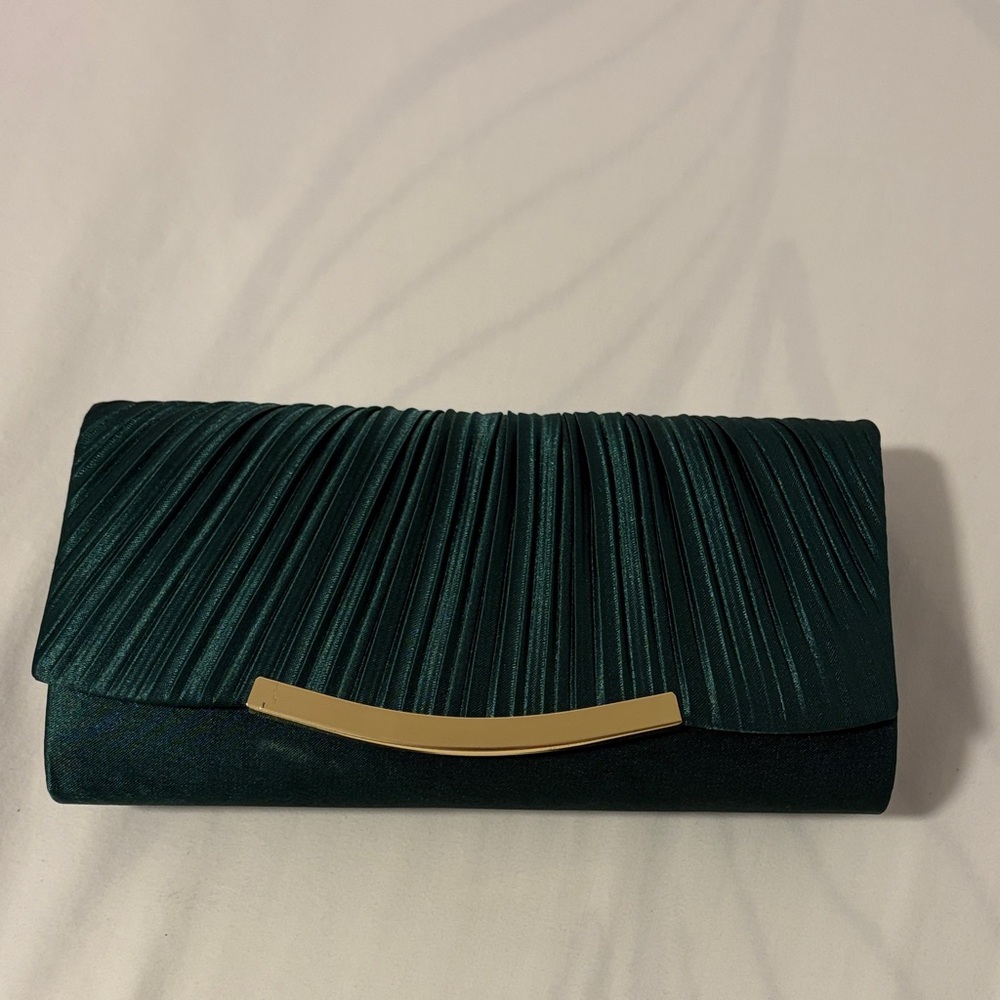 Elegant Green Clutch with Gold Chain